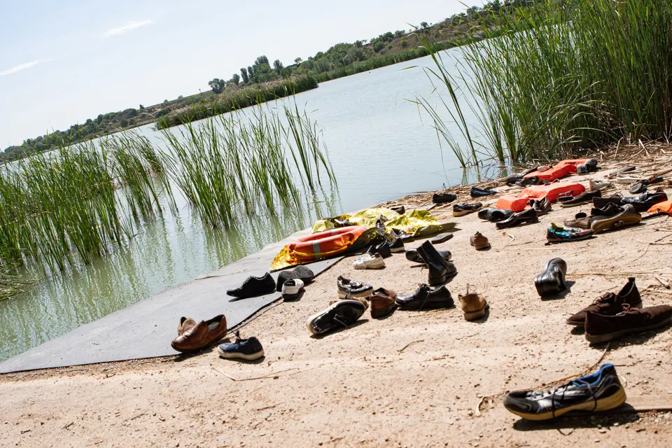 Estudiants de 3r i 4t d'ESO es troben a l'estany d'Ivars i Vila-sana per posar-se en la pell de diferents persones migrades - Foto: Jordi Vinuesa