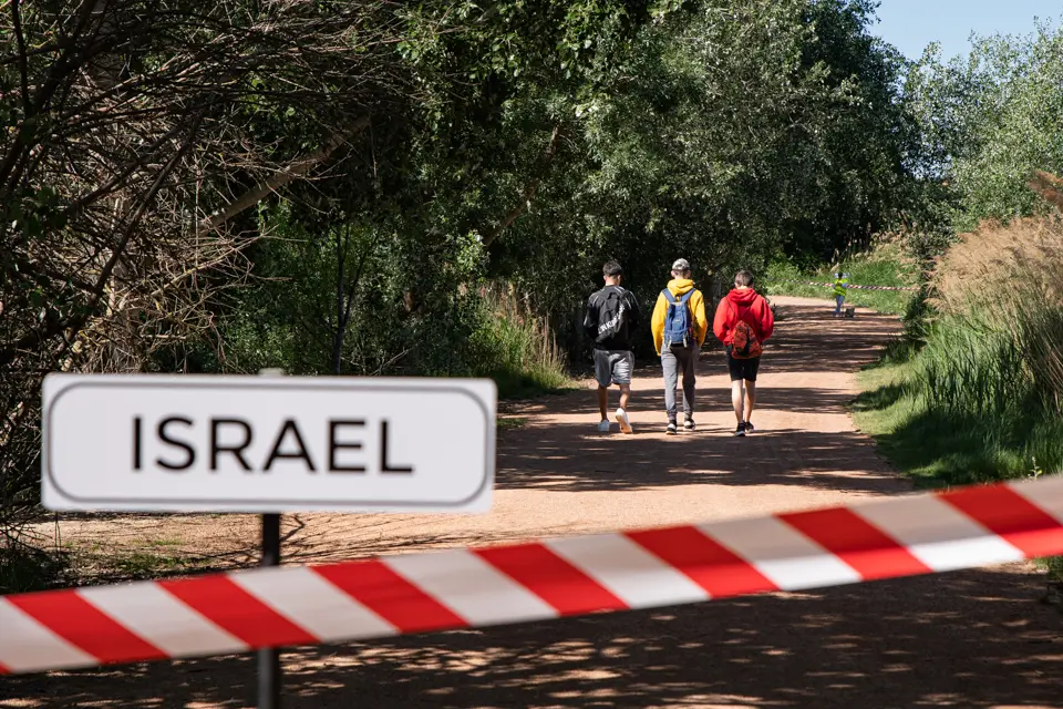 Estudiants de 3r i 4t d'ESO es troben a l'estany d'Ivars i Vila-sana per posar-se en la pell de diferents persones migrades - Foto: Jordi Vinuesa