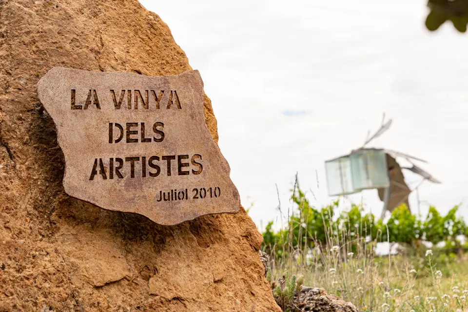 En 'Llanga', obra de Josep Vallverdú, protagonitza la 12a Vinya dels Artistes del Celler Mas Blanch i Jové - Foto: Jordi Vinuesa