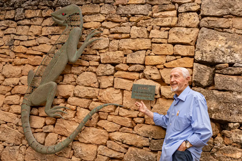 En 'Llanga', obra de Josep Vallverdú, protagonitza la 12a Vinya dels Artistes del Celler Mas Blanch i Jové - Foto: Jordi Vinuesa