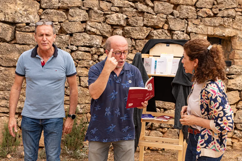 En 'Llanga', obra de Josep Vallverdú, protagonitza la 12a Vinya dels Artistes del Celler Mas Blanch i Jové - Foto: Jordi Vinuesa