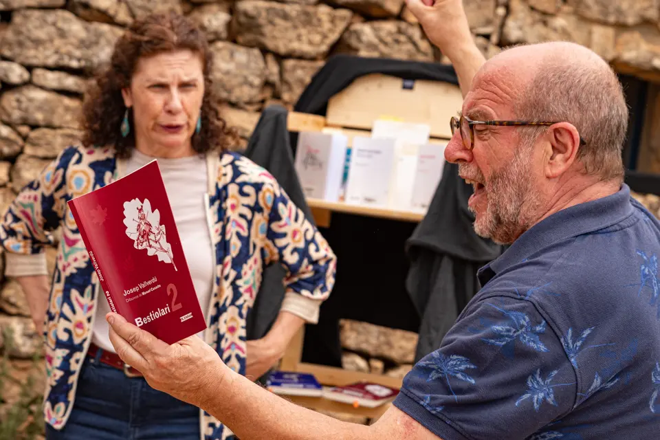En 'Llanga', obra de Josep Vallverdú, protagonitza la 12a Vinya dels Artistes del Celler Mas Blanch i Jové - Foto: Jordi Vinuesa