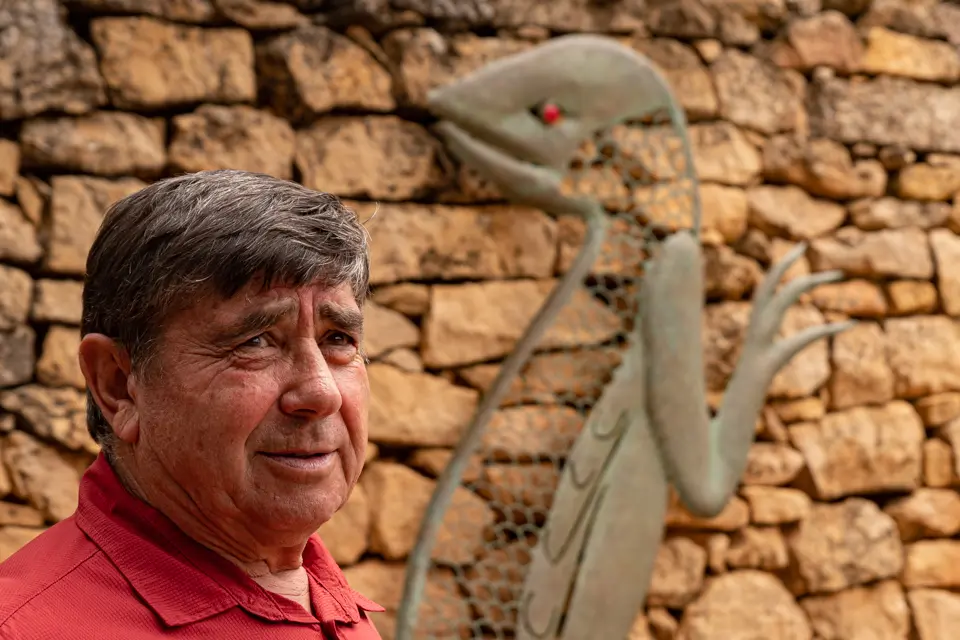 En 'Llanga', obra de Josep Vallverdú, protagonitza la 12a Vinya dels Artistes del Celler Mas Blanch i Jové - Foto: Jordi Vinuesa