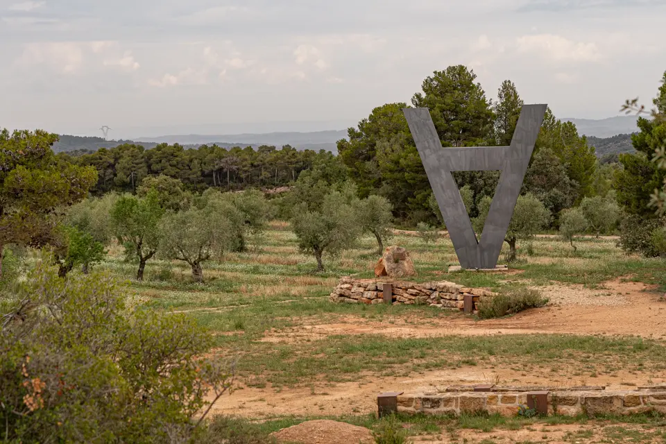 En 'Llanga', obra de Josep Vallverdú, protagonitza la 12a Vinya dels Artistes del Celler Mas Blanch i Jové - Foto: Jordi Vinuesa