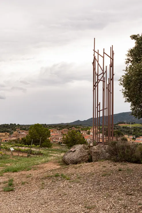 En 'Llanga', obra de Josep Vallverdú, protagonitza la 12a Vinya dels Artistes del Celler Mas Blanch i Jové - Foto: Jordi Vinuesa