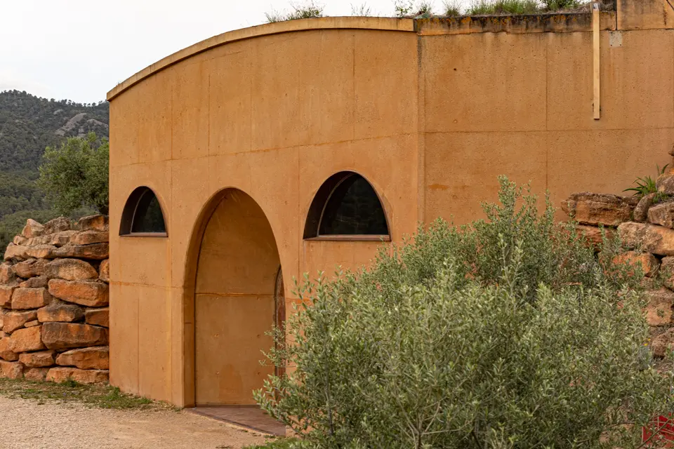En 'Llanga', obra de Josep Vallverdú, protagonitza la 12a Vinya dels Artistes del Celler Mas Blanch i Jové - Foto: Jordi Vinuesa