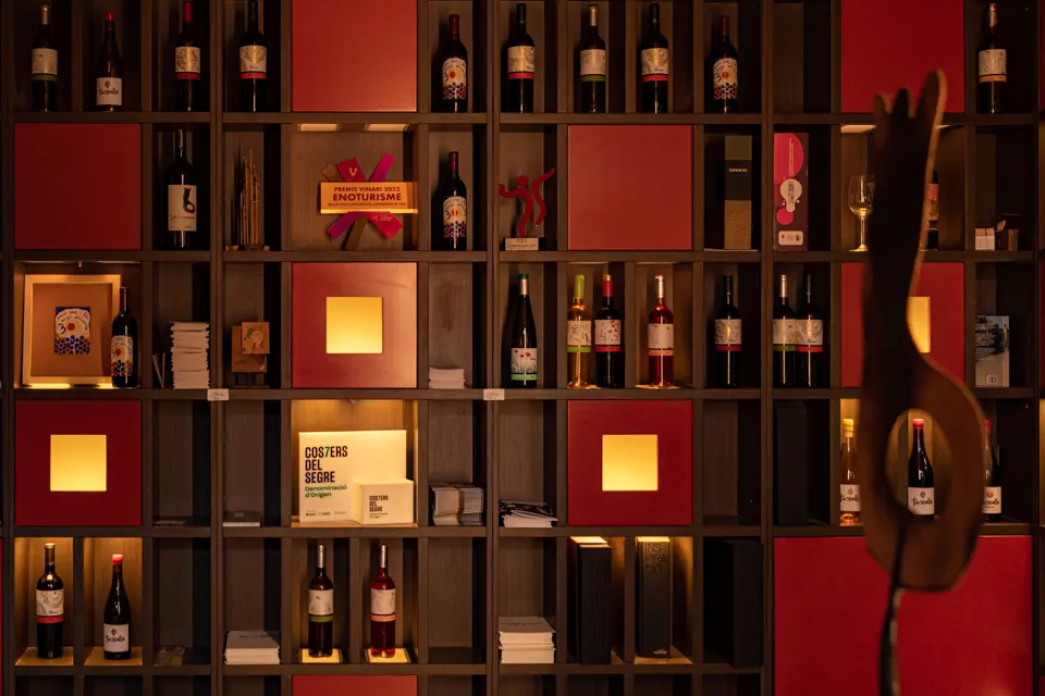 En 'Llanga', obra de Josep Vallverdú, protagonitza la 12a Vinya dels Artistes del Celler Mas Blanch i Jové - Foto: Jordi Vinuesa