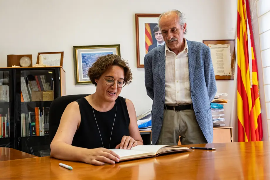 Leticia Corti Barbera, en representació de la Delegació Territorial del Govern de la Generalitat a Lleida signa el llibre d'Honor de Guimerà en presència de l’alcalde, Salvador Balcells, abans de la inauguració oficial del 28è Mercat Medieval de Guimerà - Foto: Jordi Vinuesa