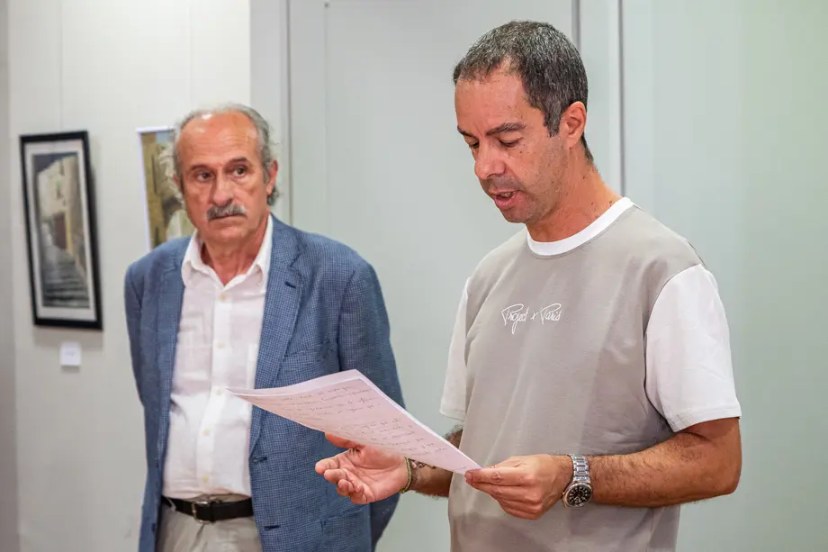 El pintor Juan Clemente Quintero inaugura la seva exposició 'Guimerà etern' al museu de Guimerà durant la celebració del 28è Mercat Medieval de Guimerà - Foto: Jordi Vinuesa