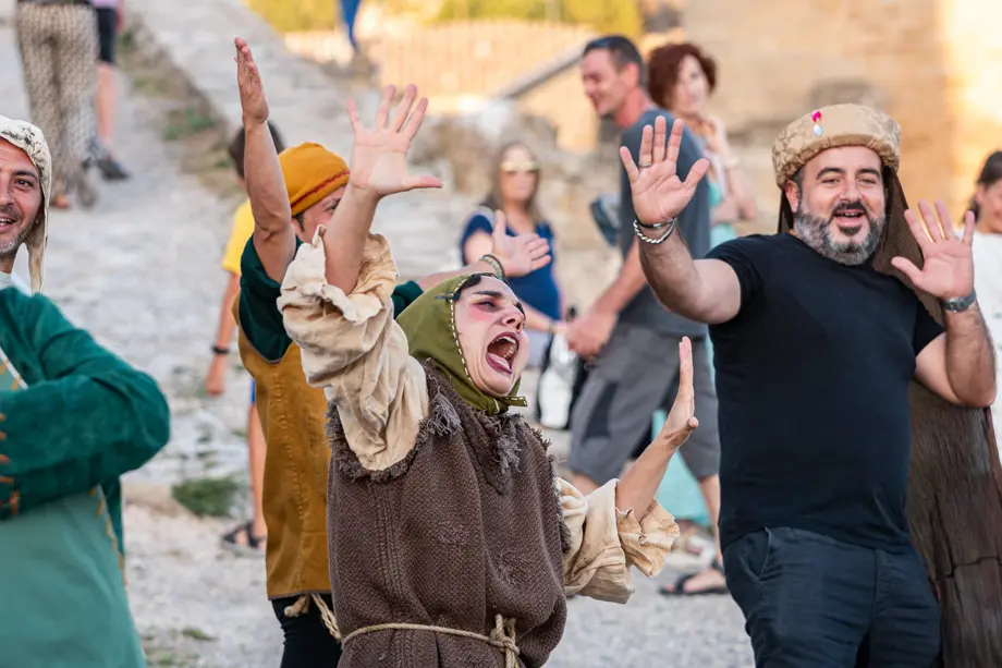 Gags teatrals contextualitzats a la història de Guimerà per la Cia. El Sidral durant el 28è Mercat Medieval de Guimerà - Foto: Jordi Vinuesa