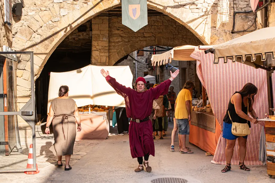 Gags teatrals contextualitzats a la història de Guimerà per la Cia. El Sidral durant el 28è Mercat Medieval de Guimerà - Foto: Jordi Vinuesa