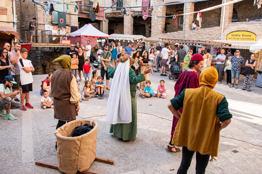 Gags teatrals contextualitzats a la història de Guimerà per la Cia. El Sidral durant el 28è Mercat Medieval de Guimerà - Foto: Jordi Vinuesa