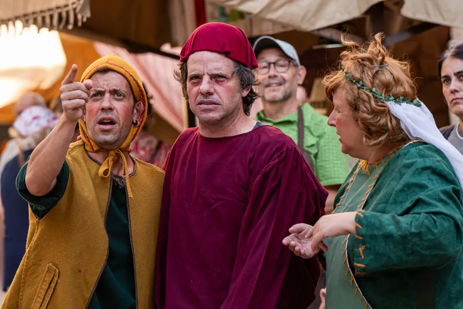 Gags teatrals contextualitzats a la història de Guimerà per la Cia. El Sidral durant el 28è Mercat Medieval de Guimerà - Foto: Jordi Vinuesa