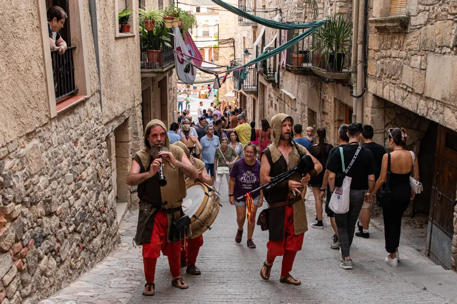 Cercavila musical amb animació a càrrec d'IntrobaVeritas durant la celebració del 28è Mercat Medieval de Guimerà - Foto: Jordi Vinuesa