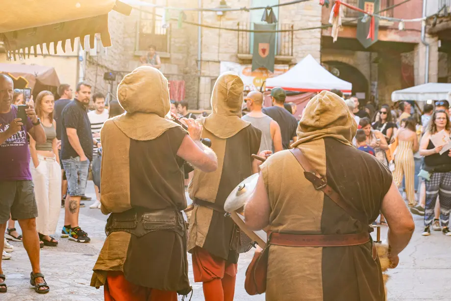 Cercavila musical amb animació a càrrec d'IntrobaVeritas durant la celebració del 28è Mercat Medieval de Guimerà - Foto: Jordi Vinuesa