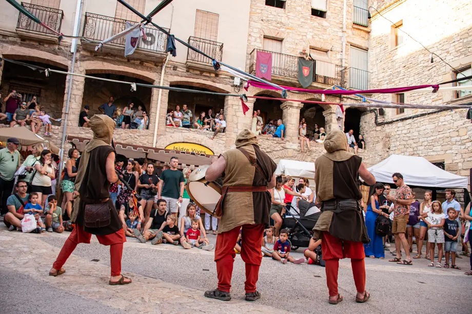 Cercavila musical amb animació a càrrec d'IntrobaVeritas durant la celebració del 28è Mercat Medieval de Guimerà - Foto: Jordi Vinuesa