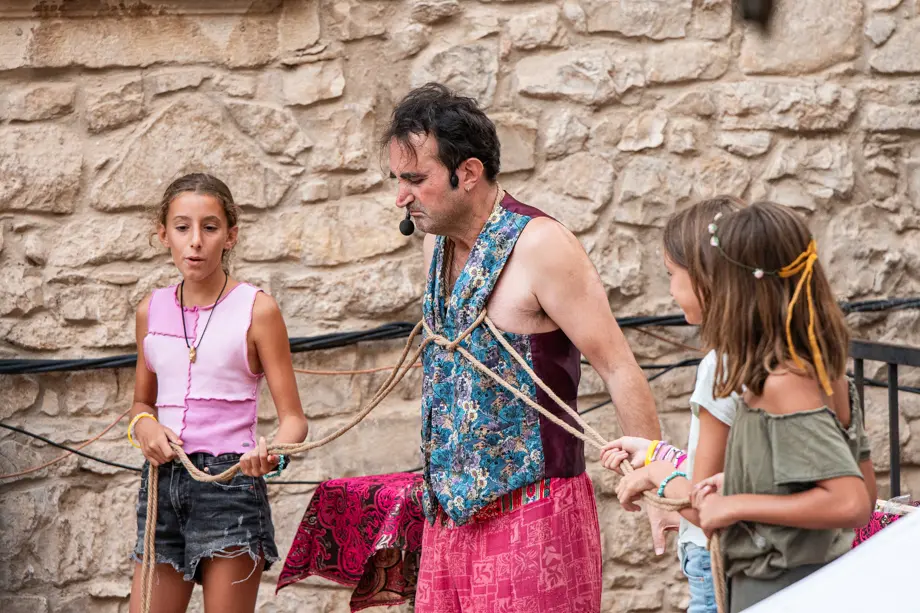 Espectacle d'encantament 'Aakarsshak' de Pablo Muñoz durant la celebració del 28è Mercat Medieval de Guimerà - Foto: Jordi Vinuesa