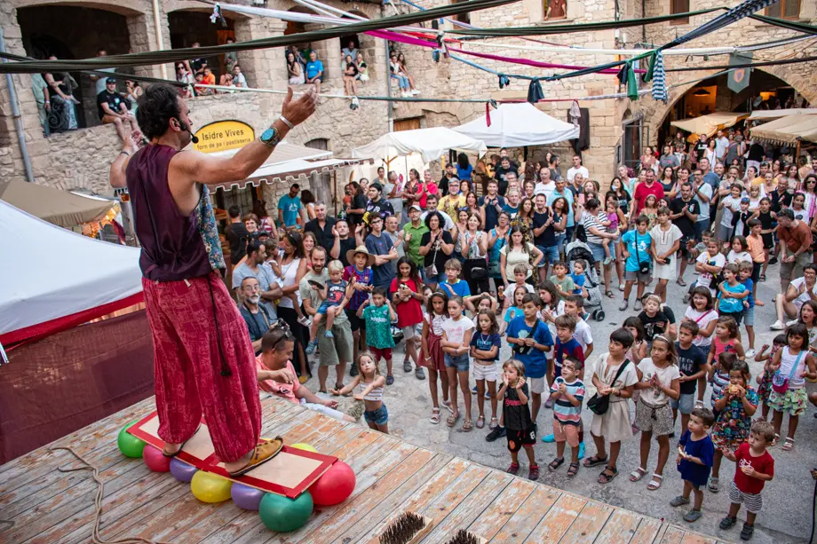 Espectacle d'encantament 'Aakarsshak' de Pablo Muñoz durant la celebració del 28è Mercat Medieval de Guimerà - Foto: Jordi Vinuesa