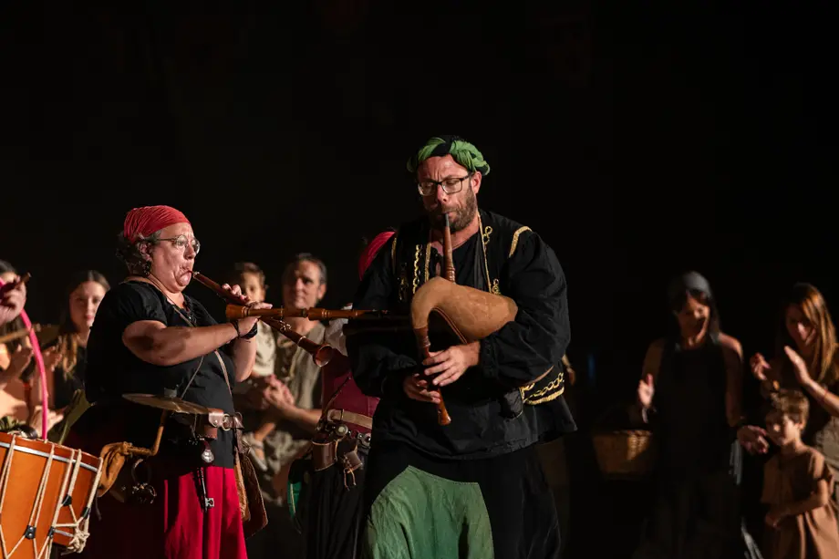 Representació de l'obra popular 'De pintors i trobadors' amenitzat per Taraska Medieval a la llera del riu durant la celebració del 28è Mercat Medieval de Guimerà - Foto: Jordi Vinuesa