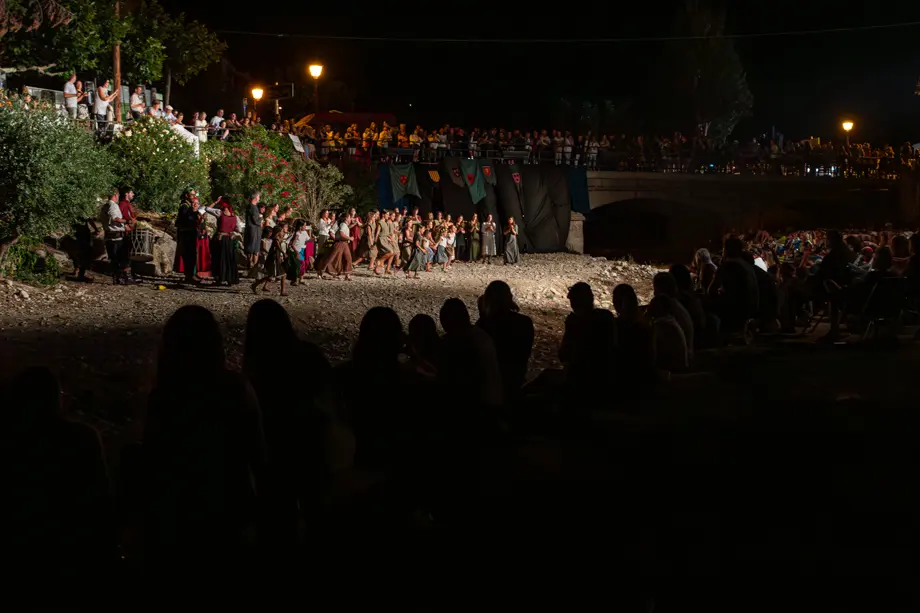 Representació de l'obra popular 'De pintors i trobadors' amenitzat per Taraska Medieval a la llera del riu durant la celebració del 28è Mercat Medieval de Guimerà - Foto: Jordi Vinuesa