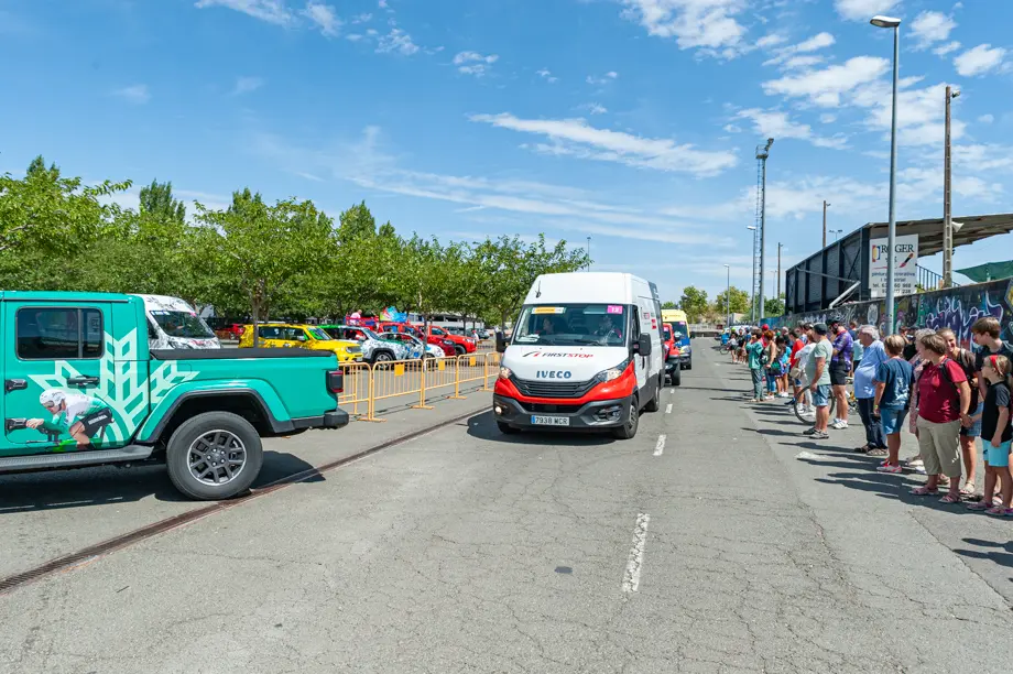 La caravana publicitaria de La Vuelta ha fet parada a la zona esportiva de Tàrrega abans del pas dels corredors per la ciutat - Foto: Jordi Vinuesa