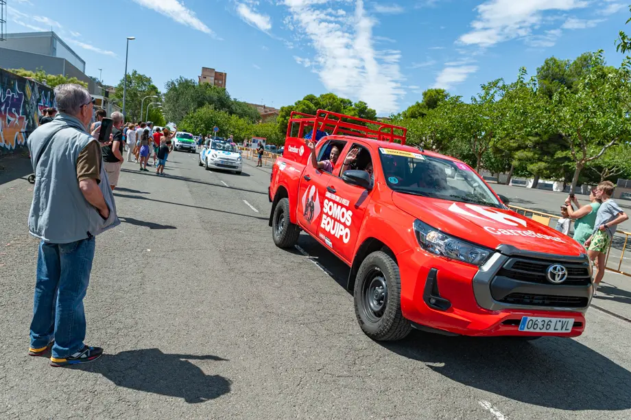 La caravana publicitaria de La Vuelta ha fet parada a la zona esportiva de Tàrrega abans del pas dels corredors per la ciutat - Foto: Jordi Vinuesa