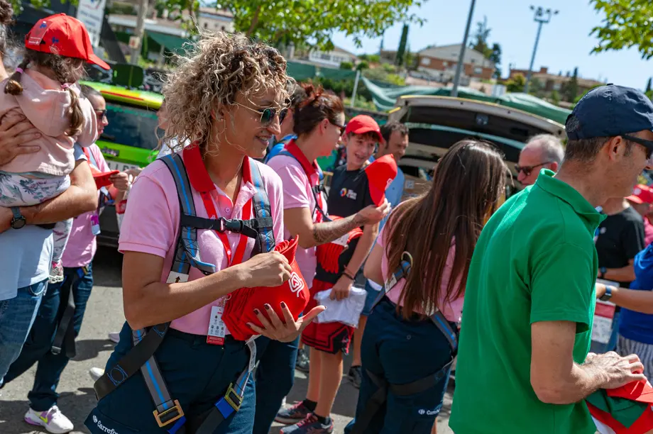 La caravana publicitaria de La Vuelta ha fet parada a la zona esportiva de Tàrrega abans del pas dels corredors per la ciutat - Foto: Jordi Vinuesa