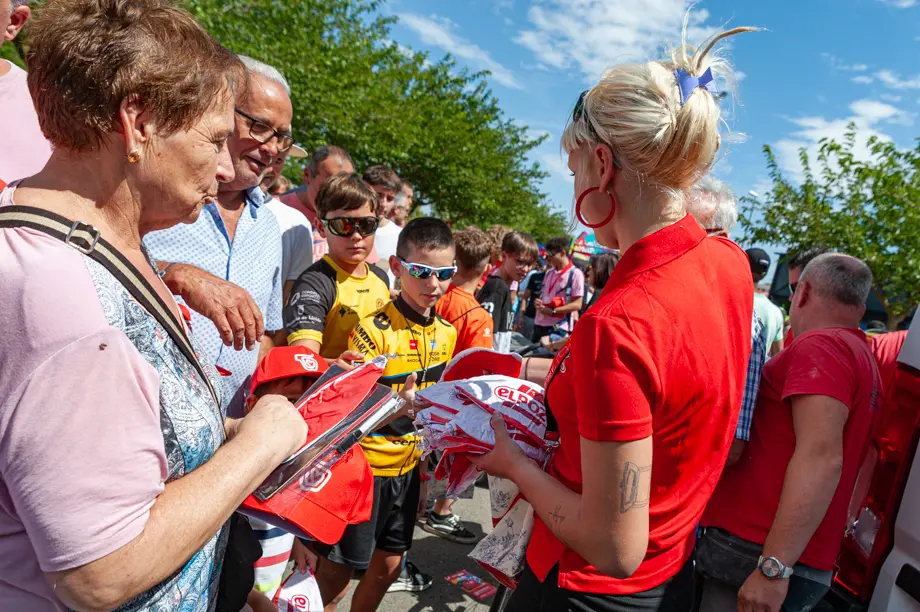 La caravana publicitaria de La Vuelta ha fet parada a la zona esportiva de Tàrrega abans del pas dels corredors per la ciutat - Foto: Jordi Vinuesa