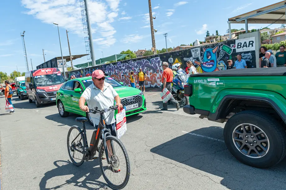 La caravana publicitaria de La Vuelta ha fet parada a la zona esportiva de Tàrrega abans del pas dels corredors per la ciutat - Foto: Jordi Vinuesa