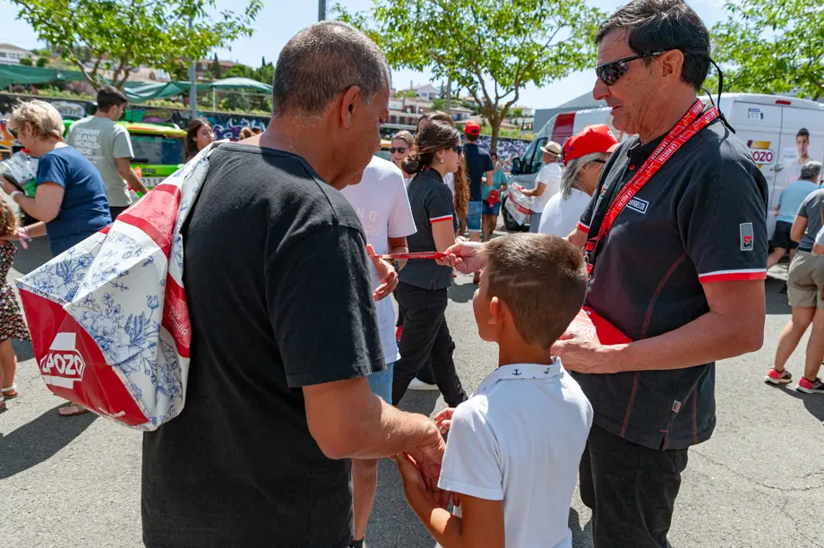 La caravana publicitaria de La Vuelta ha fet parada a la zona esportiva de Tàrrega abans del pas dels corredors per la ciutat - Foto: Jordi Vinuesa