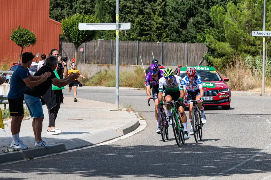 Tres ciclistes escapats durant la quarta etapa de La Vuelta al seu pas per Tàrrega - Foto: Jordi Vinuesa