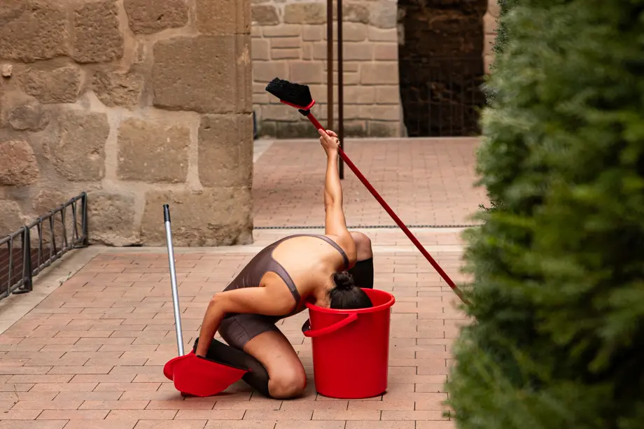 La ballarina, coreògrafa i docent Andrea El Ameri presenta 'Doma' durant el Festival Internacional de Microdansa Itinerant '15m2' celebrat a Guissona - Foto: Jordi Vinuesa