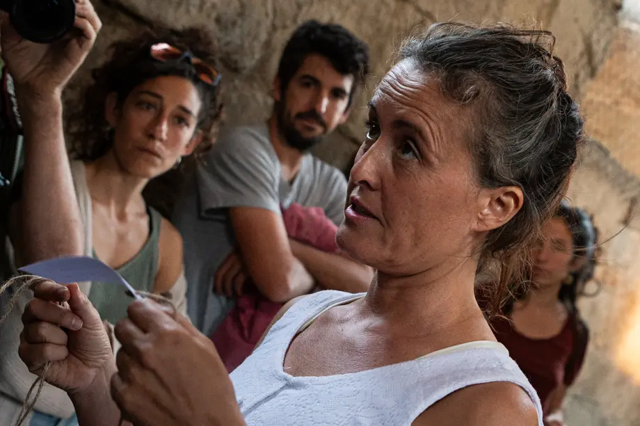 L'artista Zoe Balasch presenta 'Totes, Bruixes' durant el Festival Internacional de Microdansa Itinerant '15m2' celebrat a Guissona - Foto: Jordi Vinuesa