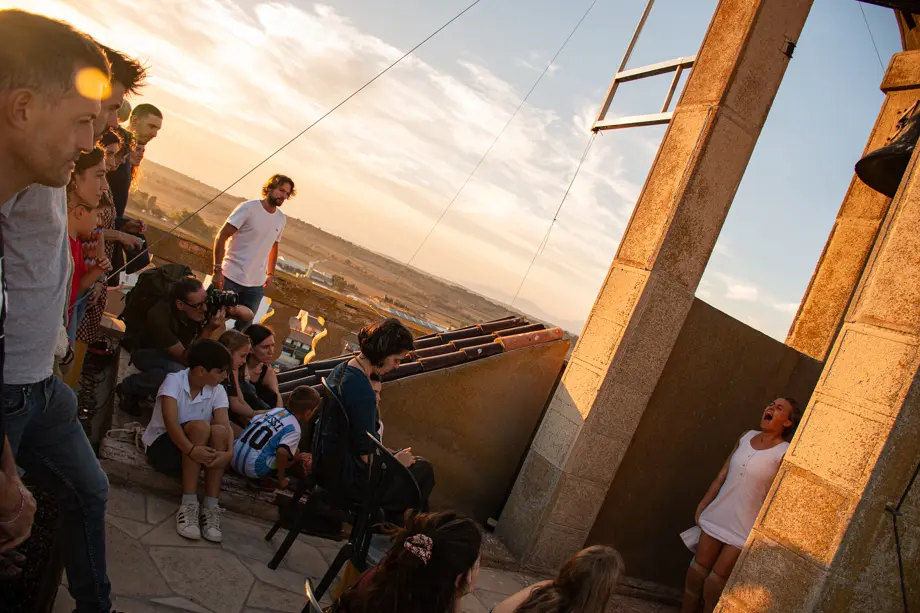 L'artista Zoe Balasch presenta 'Totes, Bruixes' durant el Festival Internacional de Microdansa Itinerant '15m2' celebrat a Guissona - Foto: Jordi Vinuesa
