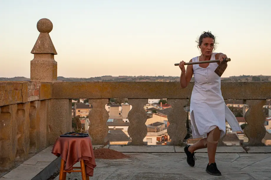 L'artista Zoe Balasch presenta 'Totes, Bruixes' durant el Festival Internacional de Microdansa Itinerant '15m2' celebrat a Guissona - Foto: Jordi Vinuesa
