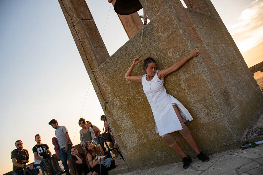 L'artista Zoe Balasch presenta 'Totes, Bruixes' durant el Festival Internacional de Microdansa Itinerant '15m2' celebrat a Guissona - Foto: Jordi Vinuesa