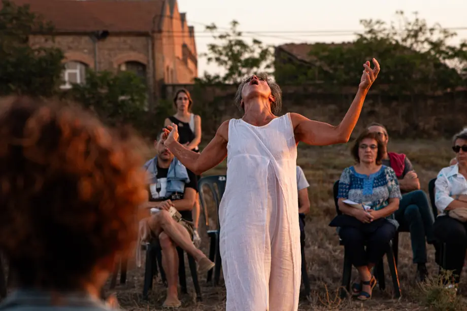 La ballarina, coreògrafa i docent Cecilia Colacrai presenta 'Ruge' durant el Festival Internacional de Microdansa Itinerant '15m2' celebrat a Guissona - Foto: Jordi Vinuesa