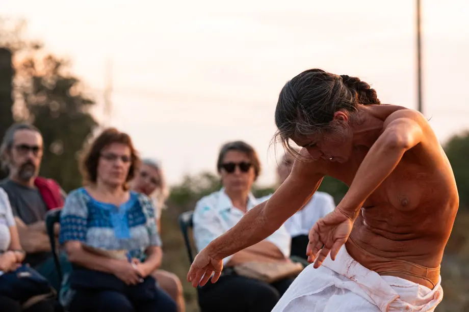 La ballarina, coreògrafa i docent Cecilia Colacrai presenta 'Ruge' durant el Festival Internacional de Microdansa Itinerant '15m2' celebrat a Guissona - Foto: Jordi Vinuesa