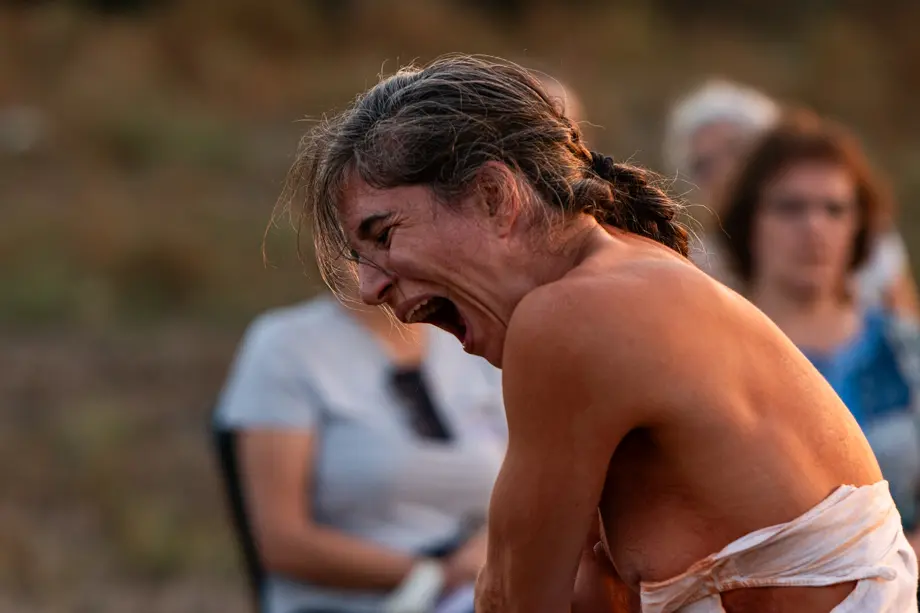 La ballarina, coreògrafa i docent Cecilia Colacrai presenta 'Ruge' durant el Festival Internacional de Microdansa Itinerant '15m2' celebrat a Guissona - Foto: Jordi Vinuesa