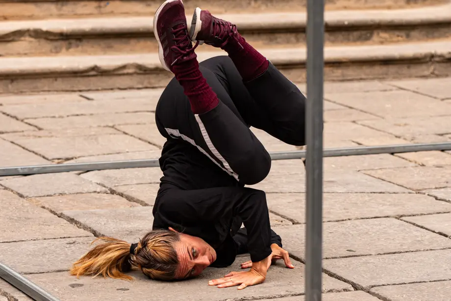 La coreògrafa, ballarina i pedagoga Laia Santanach presenta 'Ballant Ballàvem' durant el Festival Internacional de Microdansa Itinerant '15m2' celebrat a Guissona - Foto: Jordi Vinuesa