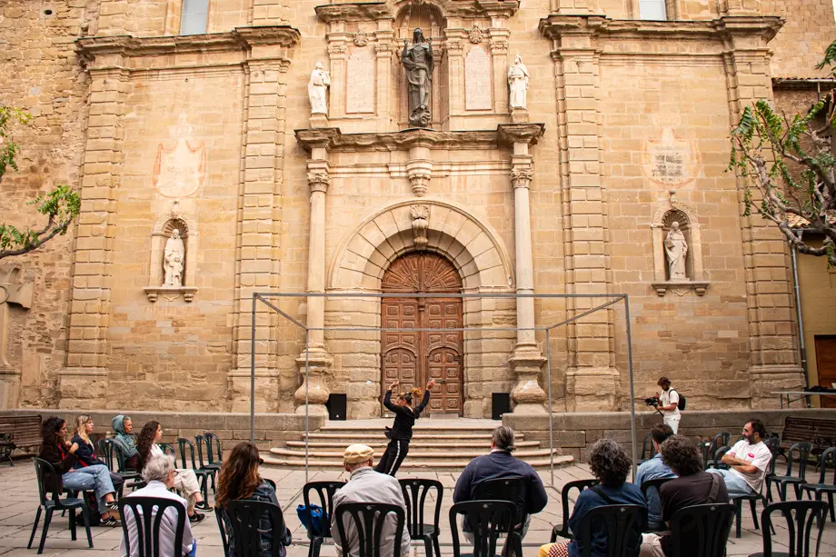 La coreògrafa, ballarina i pedagoga Laia Santanach presenta 'Ballant Ballàvem' durant el Festival Internacional de Microdansa Itinerant '15m2' celebrat a Guissona - Foto: Jordi Vinuesa