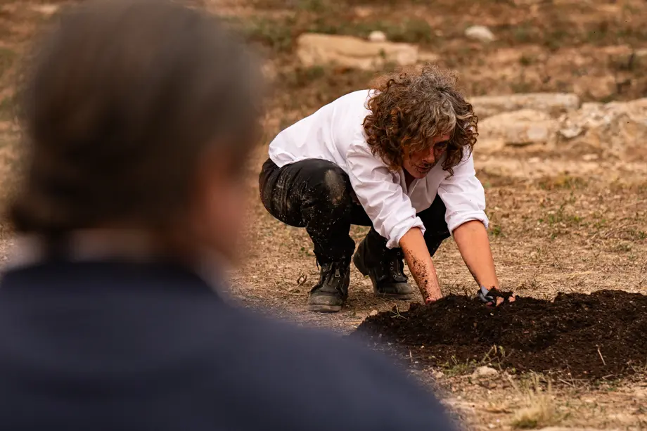 L'autora, actriu, directora i performer Ada Vilaró presenta 'S.O.S.' durant el Festival Internacional de Microdansa Itinerant '15m2' celebrat a Guissona - Foto: Jordi Vinuesa