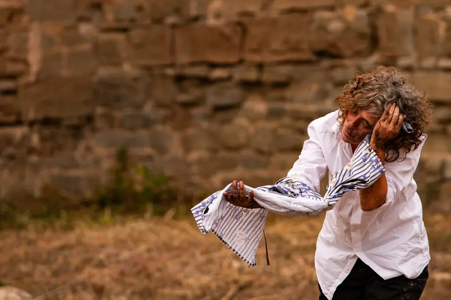 L'autora, actriu, directora i performer Ada Vilaró presenta 'S.O.S.' durant el Festival Internacional de Microdansa Itinerant '15m2' celebrat a Guissona - Foto: Jordi Vinuesa