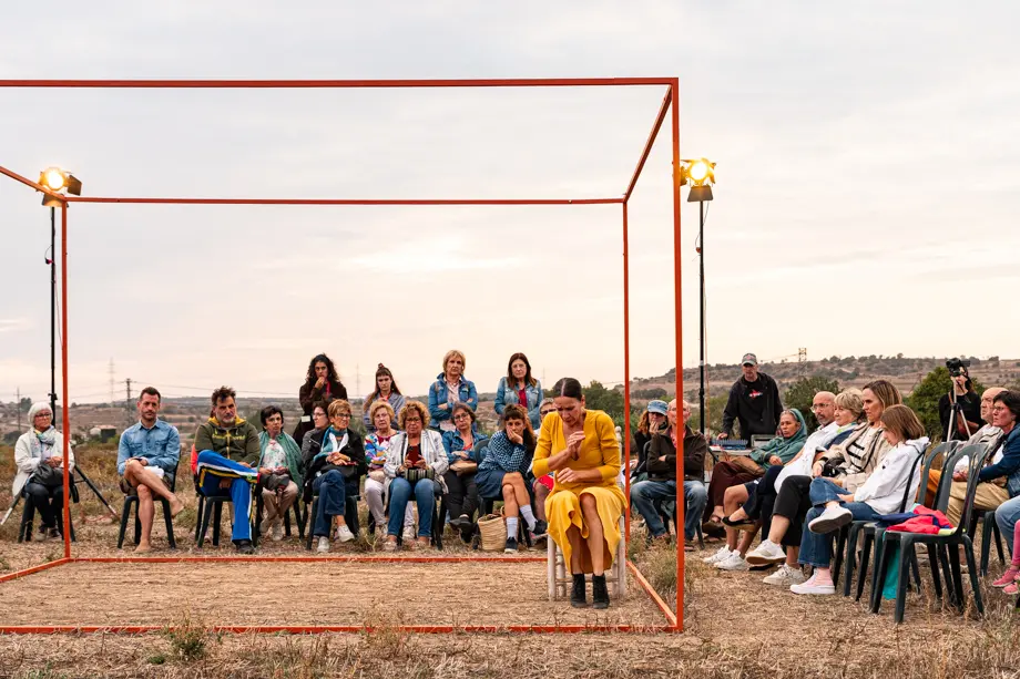La ballarina i coreògrafa Helena Martín presenta 'El pie, los labios, los ojos, el corazón' durant el Festival Internacional de Microdansa Itinerant '15m2' celebrat a Guissona - Foto: Jordi Vinuesa