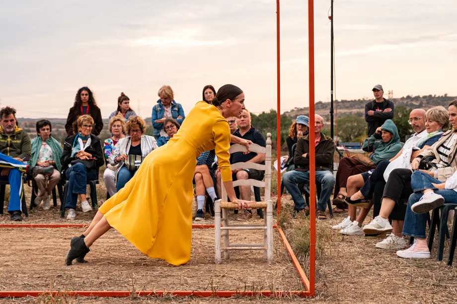 La ballarina i coreògrafa Helena Martín presenta 'El pie, los labios, los ojos, el corazón' durant el Festival Internacional de Microdansa Itinerant '15m2' celebrat a Guissona - Foto: Jordi Vinuesa