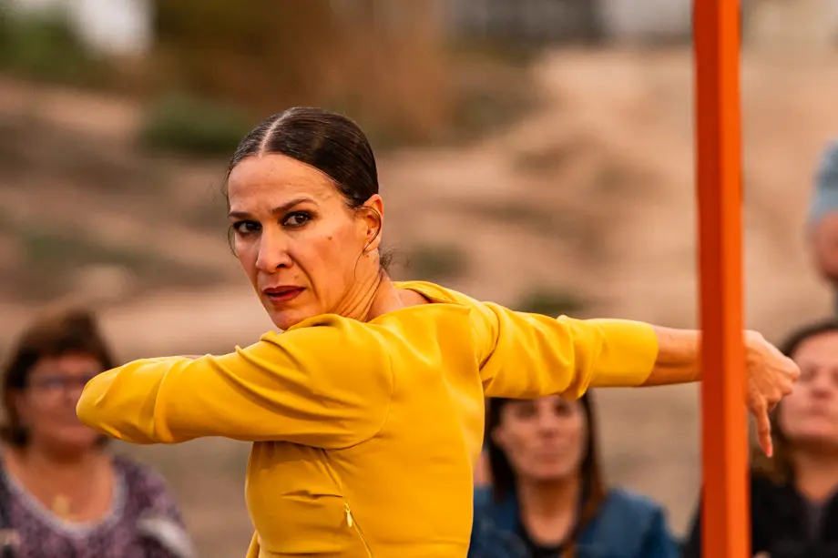 La ballarina i coreògrafa Helena Martín presenta 'El pie, los labios, los ojos, el corazón' durant el Festival Internacional de Microdansa Itinerant '15m2' celebrat a Guissona - Foto: Jordi Vinuesa