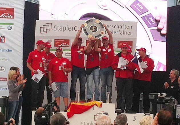 Els campions del Pla d&#39;Urgell alcen els trofeu de campions a Alemanya.