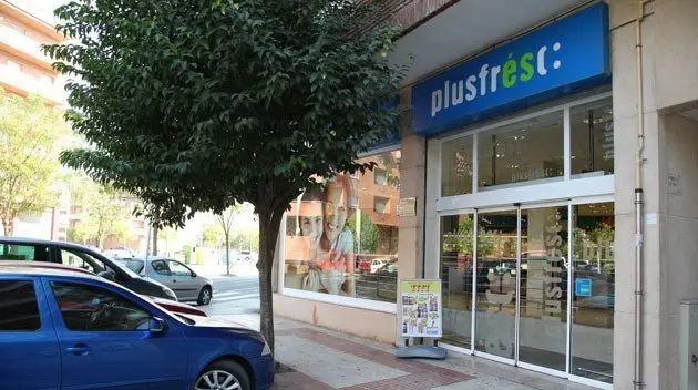 El supermercat Plusfresc a la plaça de la Sardana de Mollerussa