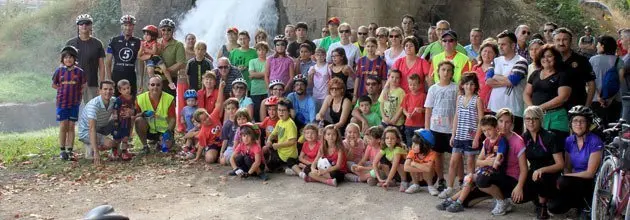 Els participants en la sortida al Salt del Duràn, fent una parada.