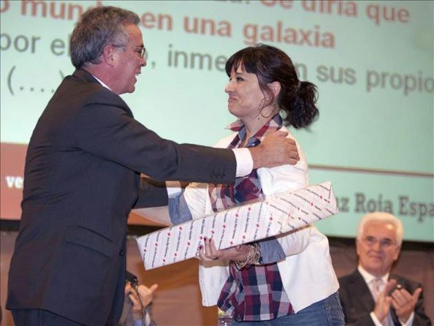 Teresa Gómez rep el premi tinent d&#39;alcaldia  d&#39;Àvila, Félix Olmedo.